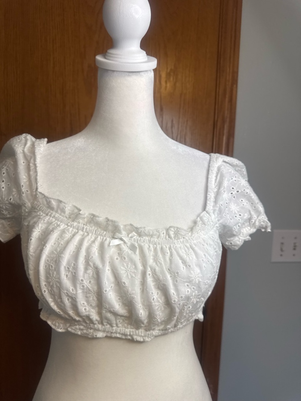 Princess Polly size 2-white lace  halter /crop top